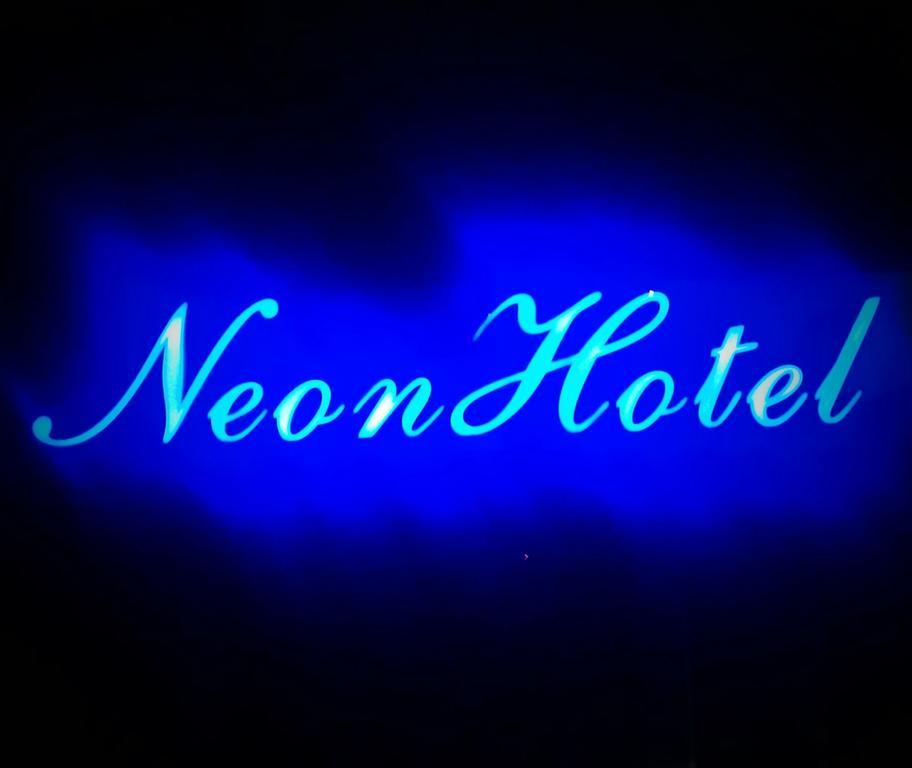 Neon Hotel Sztalída Kültér fotó